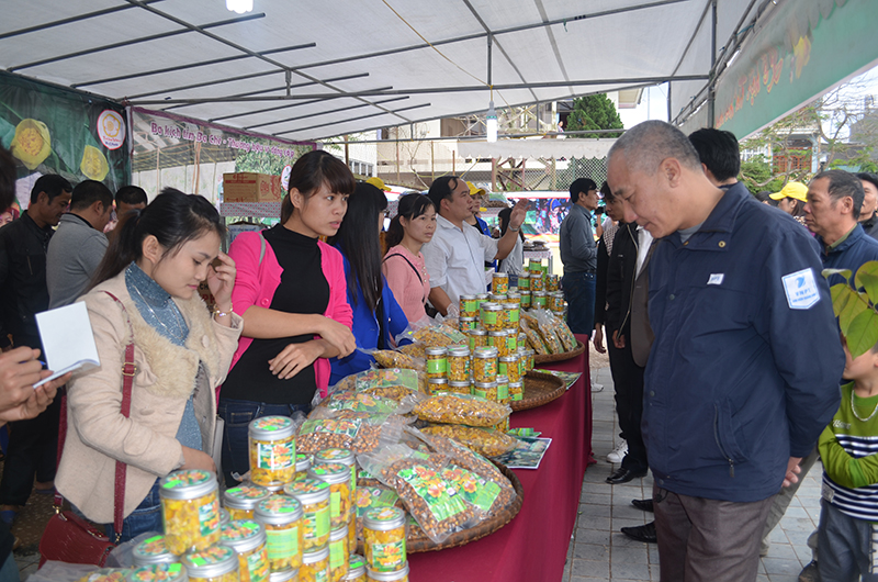 Du khách tham quan, mua sắm sản phẩm OCOP của Ba Chẽ dịp Hội trà hoa vàng được tổ chức lần đầu năm 2016.