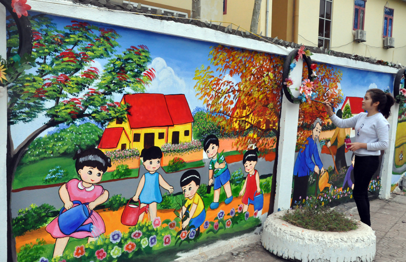 Các bức tường dọc trục đường vào thôn Làng Nhội, xã Đông Hải được trang trí bởi những bức tranh có nội dung về xây dựng nông thôn mới kiểu mẫu.