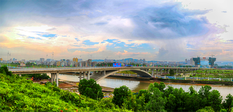 Toàn cảnh cầu Bắc Luân II, cây cầu hữu nghị Việt - Trung.  Ảnh: Hùng Sơn