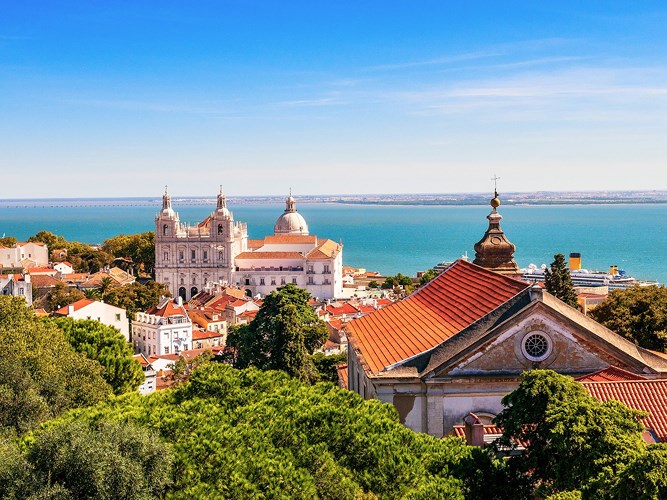   Lisbon, Bồ Đào Nha, 1.200 năm trước Công nguyên. Lisbon là thành phố cảng và là thủ đô của Bồ Đào Nha. Phần lớn kiến trúc cổ xưa của nó đã bị phá hủy bởi một trận động đất lớn vào giữa thế kỷ 18.