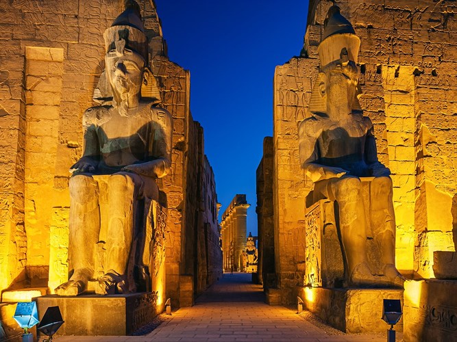   Luxor, Ai Cập, 3.200 năm trước Công nguyên. Luxor nằm trên sông Nile ở thượng nguồn Ai Cập, là thủ đô của Ai Cập vào thế kỷ 12. Luxor cũng là nơi có các đền thờ có niên đại từ 2.000 năm trước Công nguyên. 