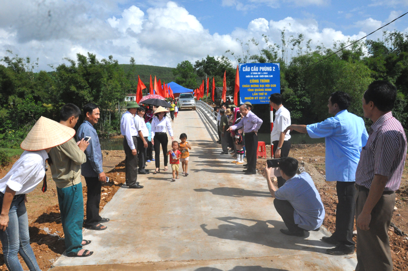 Người dân bản Cấu Phùng, xã Quảng Sơn, huyện Hải Hà vui mừng đón chiếc cầu dân sinh của CCB xây dựng cho bản mình tháng 10 năm 2017