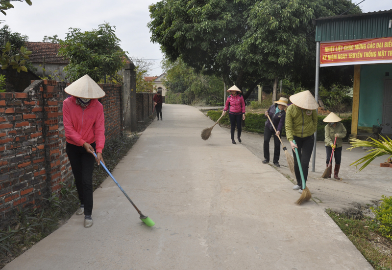 Người dân thôn Bãi 2, xã Tiền An, TX Quảng Yên quét dọn đường làng, ngõ xóm.