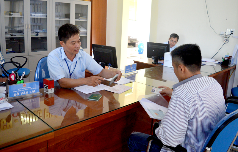 Cán bộ tư pháp xã Quảng Chính, huyện Hải Hà thực hiện thủ tục đăng ký khai sinh có yếu tố nước ngoài cho người dân. 