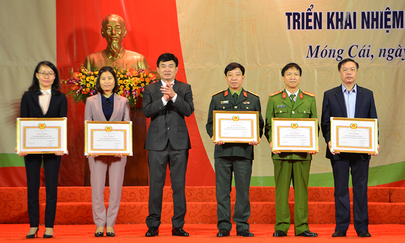 Lãnh đạo TP Móng Cái khen thưởng cho những đơn vị có thành tích xuất sắc trong năm 2017.