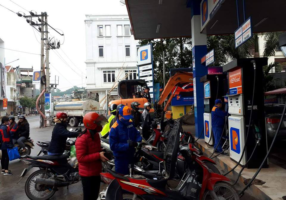  Khách đổ xăng tại Cửa hàng Xăng dầu Số 52 Cao Thắng (phường Cao Thắng, TP Hạ Long).