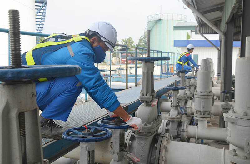 Công nhân vận hành trạm bơm xăng tại kho của Công ty CP Xăng dầu Dầu khí Cái Lân (PVOIL Cái Lân).