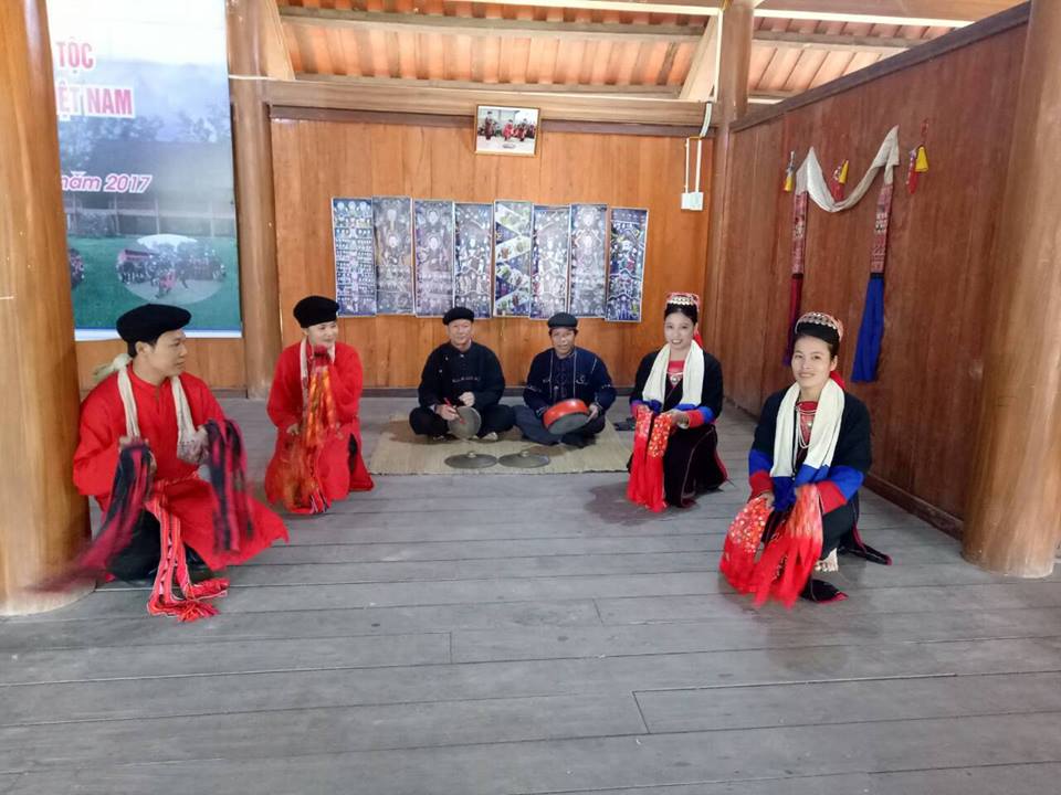 Ông Bích (hàng sau, bên trái) cùng các thành viên CLB biểu diễn hát, múa của người Dao Thanh Y.