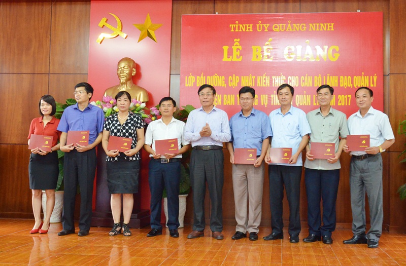 Đồng chí Vũ Ngọc Giao trao chứng nhận cho các học viên tham gia khóa học bồi dưỡng kiến thức cho cán bộ diện Tỉnh ủy quản lý. Ảnh: Nguyễn Thanh