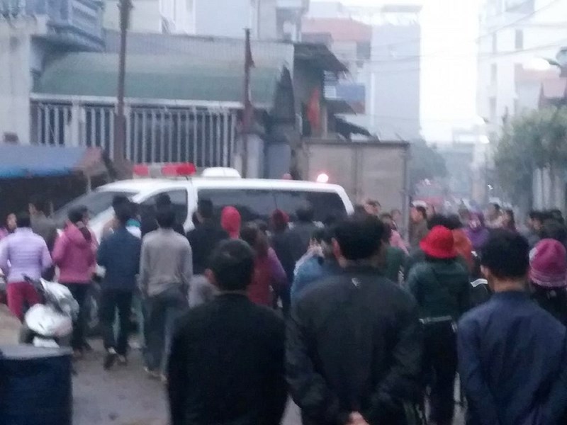 Người dân tập trung gần khu vực xảy ra vụ nổ Bắc Ninh