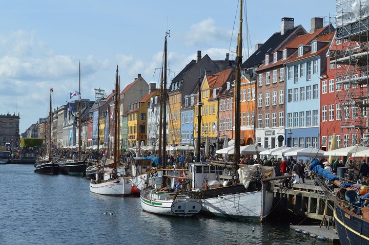 Copenhaghen, Đan Mạch, luôn dẫn đầu các cuộc khảo sát về địa điểm hạnh phúc nhất. Copenhaghen có nhiều bãi biển đẹp, công viên và các món ăn ngon. 