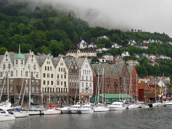 Bergen, Na Uy, là một thành phố tươi vui với những ngôi nhà bằng gỗ đầy màu sắc. Gia đình, tình bạn, thực phẩm và di sản là mối quan tâm của người dân ở đây. Na Uy được cho là vùng đất của những người hạnh phúc.