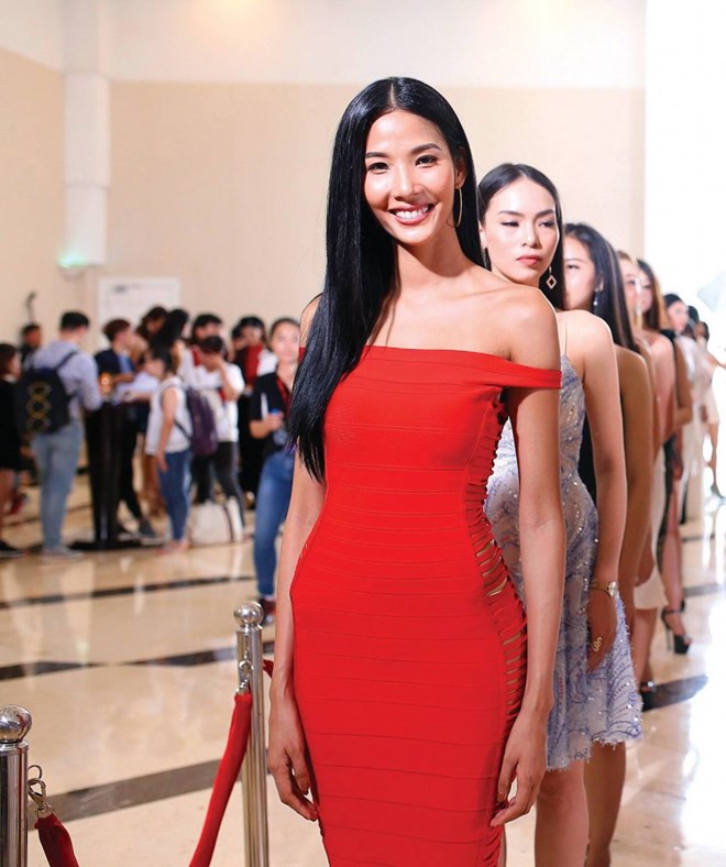 Người mẫu Hoàng Thùy đi thi Hoa hậu Hoàn vũ.