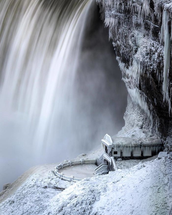 Tuy nhiên, thời tiết lạnh giá cũng tạo ra khung cảnh thiên nhiên kỳ thú tại thác Niagara, khi mọi thứ đều bị đóng băng trắng xóa.