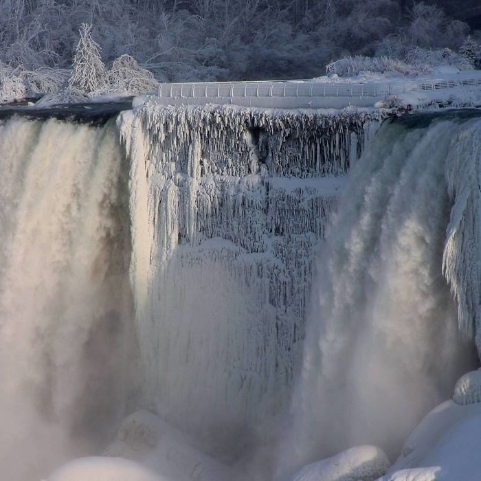 Ngắm nhìn băng tuyết bao phủ khu vực thác Niagara, đảm bảo chỉ nhìn thôi cũng đã thấy vô cùng giá lạnh rồi.