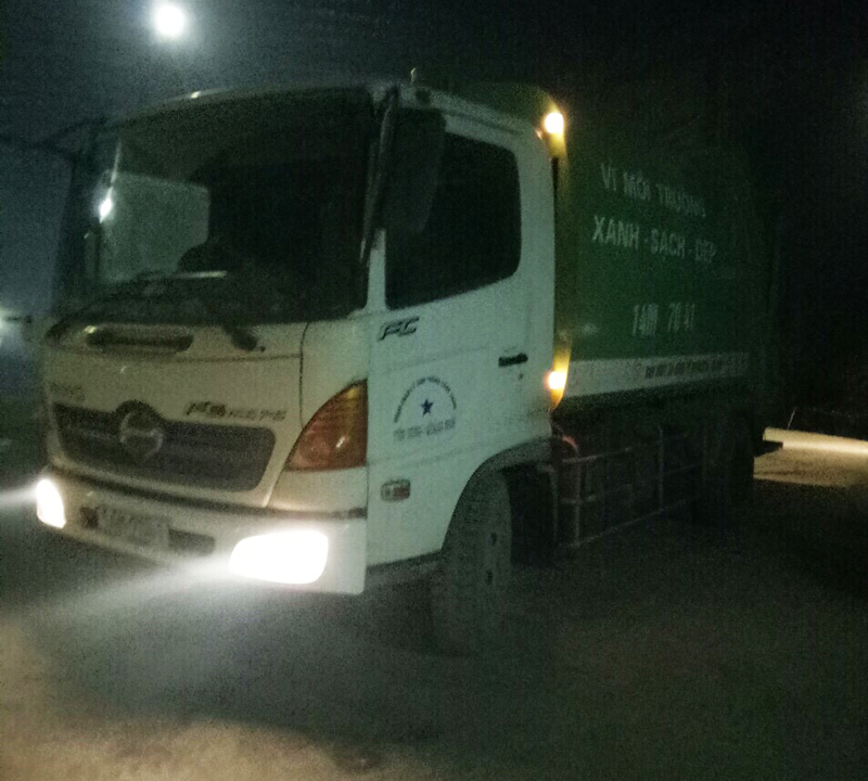 Phương tiện vận chuyển rác của TX Quảng Yên vào xử lý tại Nhà máy xử lý chất thải rắn Khe Giang 
