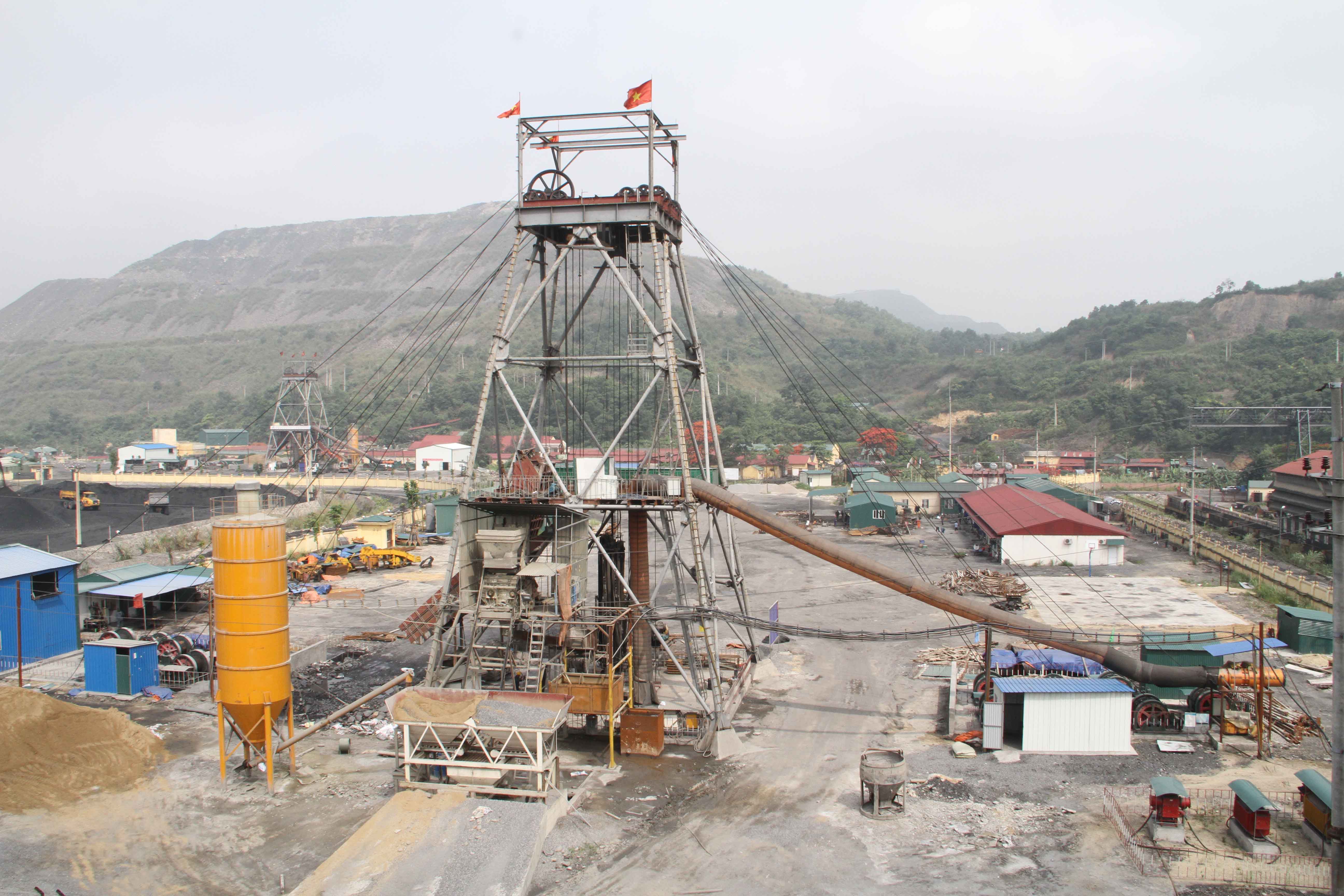 Công trường thi công giếng đứng mỏ Khe Chàm II-IV, Công ty Than Hạ Long-TKV