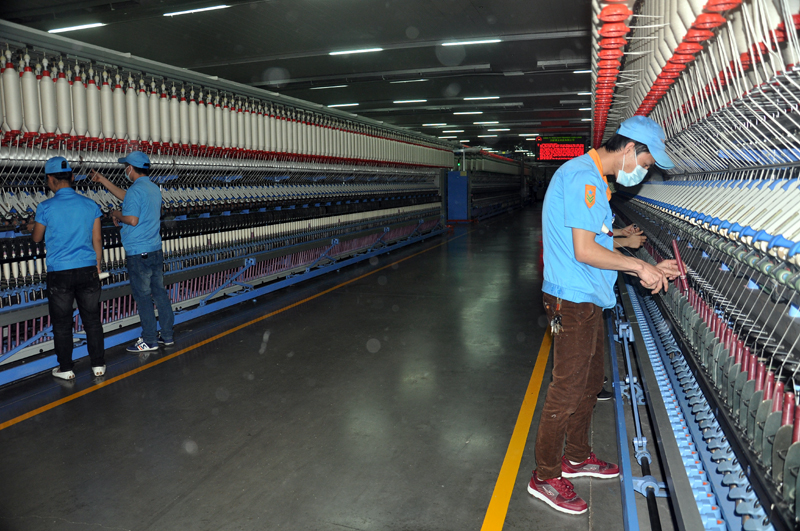 Sản xuất sợi tại Công ty TNHH KHKT Texhong Ngân Long.