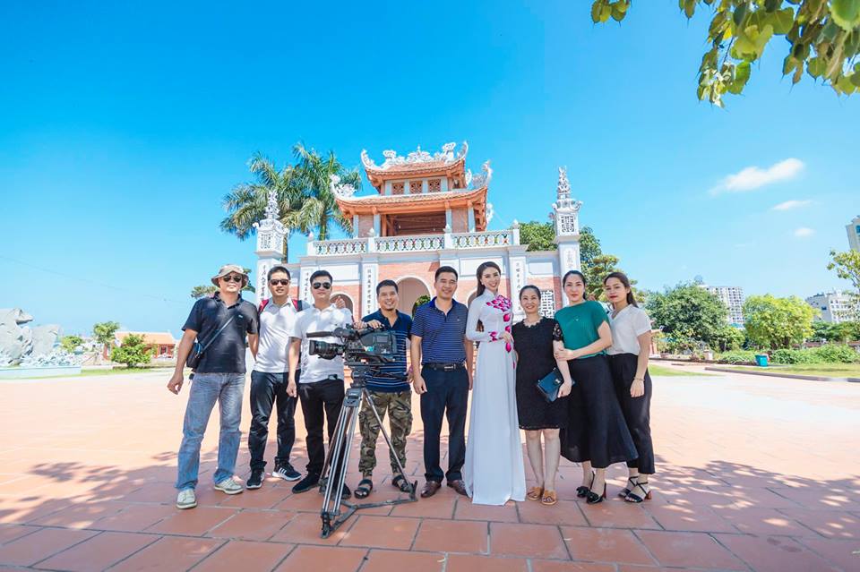 Ngọc Trâm tham gia quảng bá du lịch cho TP Móng Cái trên sóng VTV.