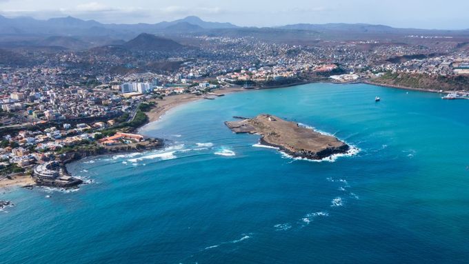 Quần đảo Cape Verde nằm ở ngoài khơi bờ biển phía tây châu Phi, được biết đến với âm nhạc, nền văn hoá và những bãi biển tuyệt đẹp. Nơi đây còn có những địa điểm lịch sử đáng để khám phá như Cidade Velha, cảng biển được thực dân Bồ Đào Nha xây dựng vào thế kỷ 15, được UNESCO công nhận là di sản văn hoá thế giới.
