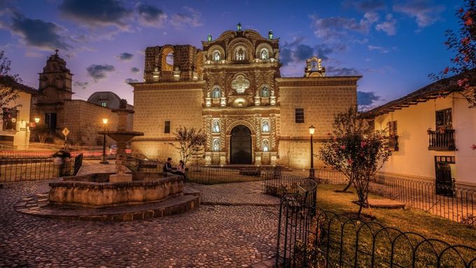 Thành phố Cajamarca, Peru có kiến trúc nhà thờ cổ kính, những suối nước nóng bao quanh.