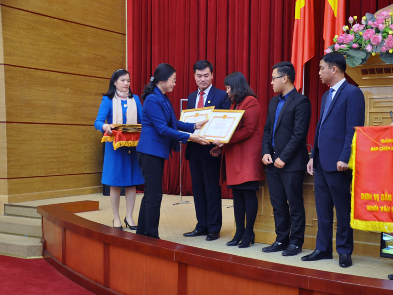 Đồng chí Đỗ Thị Hoàng, Phó Bí thư Thường trực Tỉnh uỷ trao Bằng khen của Tỉnh uỷ cho đại diện văn phòng cấp uỷ trực thuộc vì có thành tích xuất sắc năm 2017.