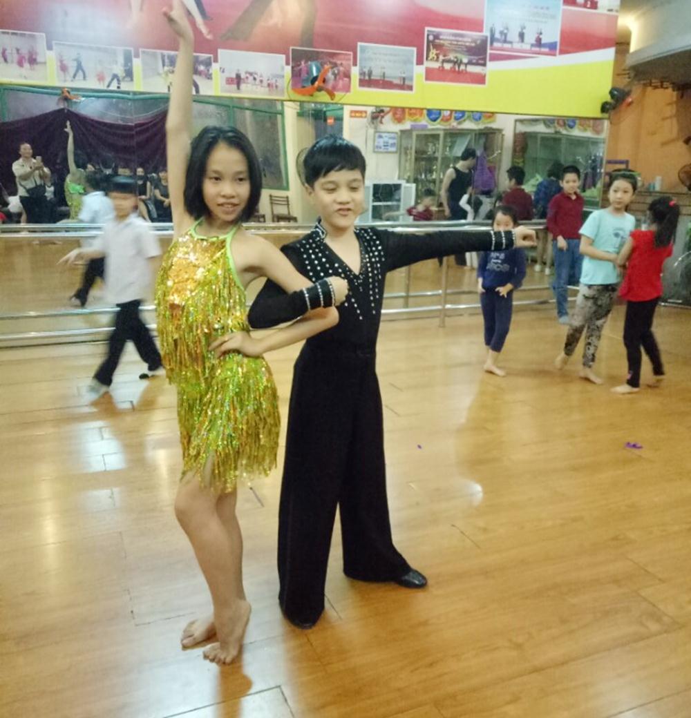 Hoàng Thị Ngọc đang luyện tập nhảy khiêu vũ Dancesport