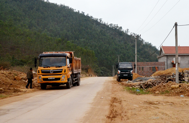 Đường tỉnh lộ đi qua thôn Tân Tiến đã được đầu tư, kết nối giao thông giữa xã An Sinh, TX Đông Triều (Quảng Ninh) với tỉnh Bắc Giang