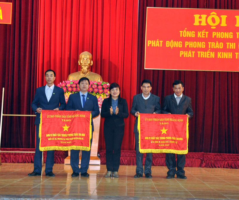 UBND tỉnh tặng cờ đơn vị dẫn đầu thi đua cho UBND xã Đầm Hà và Trạm Y tế xã Quảng An.
