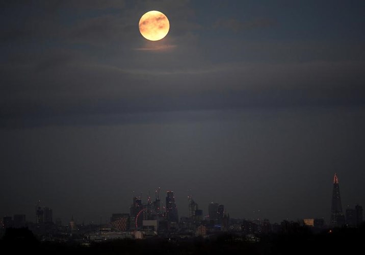   Hình ảnh siêu trăng ấn tượng trên bầu trời London, Anh.