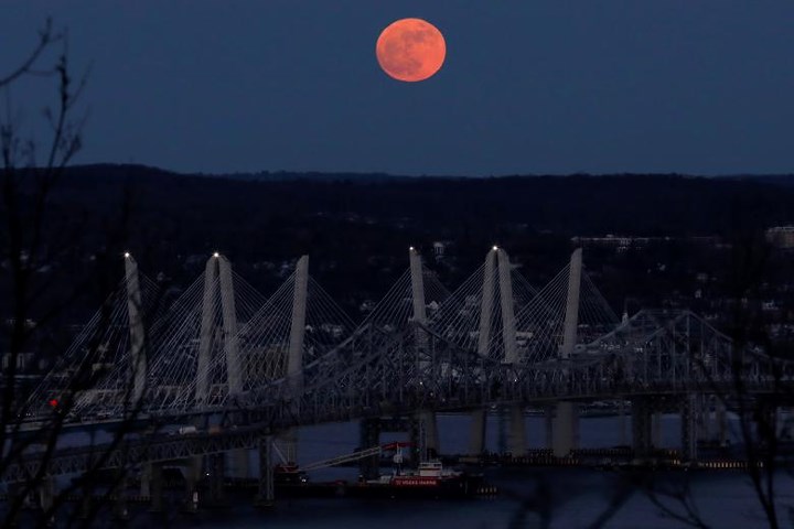   Siêu trăng đỏ rực trên bầu trời New York, Mỹ.