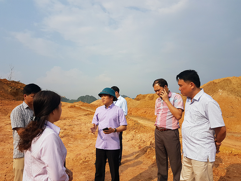 Lãnh đạo huyện Hoành Bồ kiểm tra hiện trường các dự án đang triển khai trên địa bàn xã Lê Lợi, huyện Hoành Bồ. Ảnh chụp tháng 4/2017