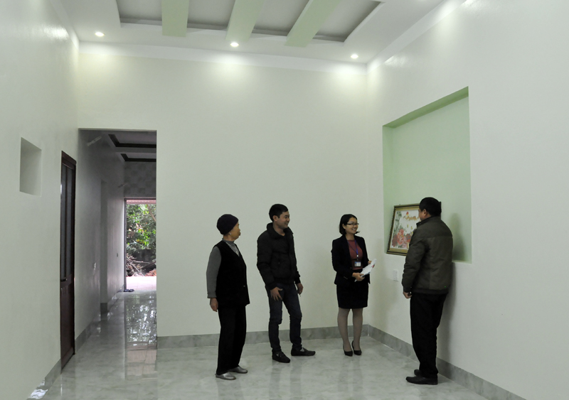 Gia đình Ông Lê Văn Vân, thị xã Đầm Hà phấn khởi chuẩn bị vào nhà ở mới. 