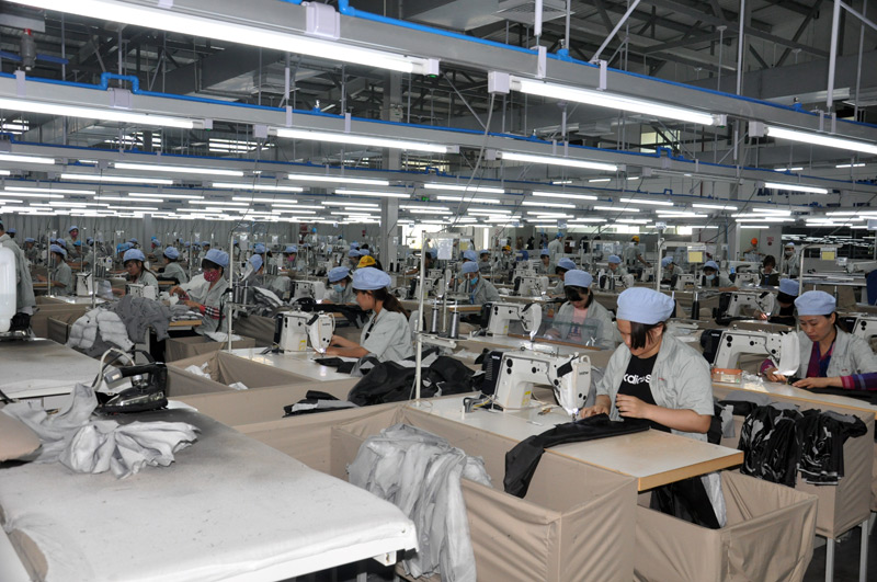 Ssanr xuất quần áo tại Công ty TNHH Hoa Lợi Đạt Việt Nam, KCN Texhong Hải Hà.
