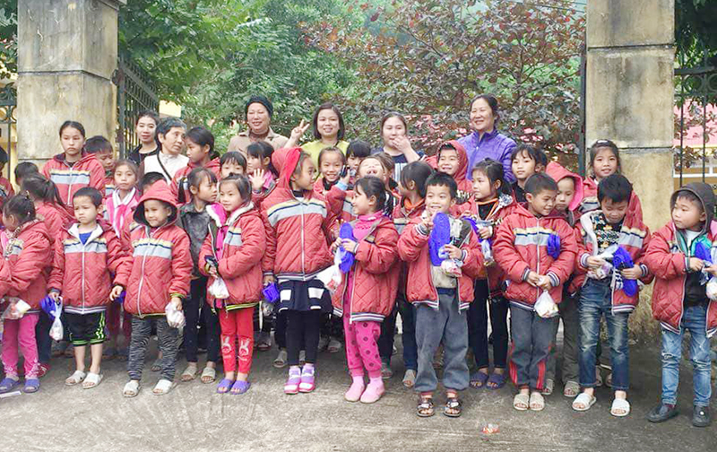 Việt kiều Úc và nhóm Thiện Nguyện Tiên yên trao quà cho các em học sinh tiểu học ở thôn Khe Muối, xã Yên Than, huyện Tiên Yên