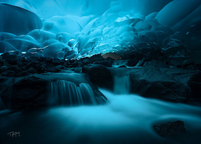 Hang động băng tuyết Mendenhall, Alaska, Mỹ  Nếu nhìn vào những tấm ảnh chụp hang động băng tuyết này, bạn sẽ nghĩ chúng đã được chỉnh sửa bằng phần mềm Photoshop. Tuy nhiên, đây là vẻ đẹp hoàn toàn tự nhiên của hang động nằm trong quần thể Khu giải trí Sông băng Mendenhall, thuộc bang Alaska của Mỹ.