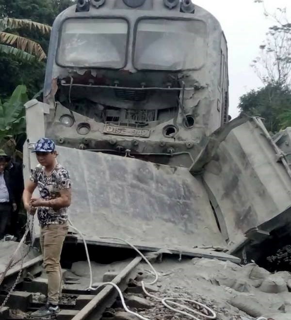 Hiện trường vụ tai nạn va chạm giữa tàu hỏa và tải tại Ninh Bình. (Ảnh: Câu lạc bộ yêu Đường sắt Việt Nam)