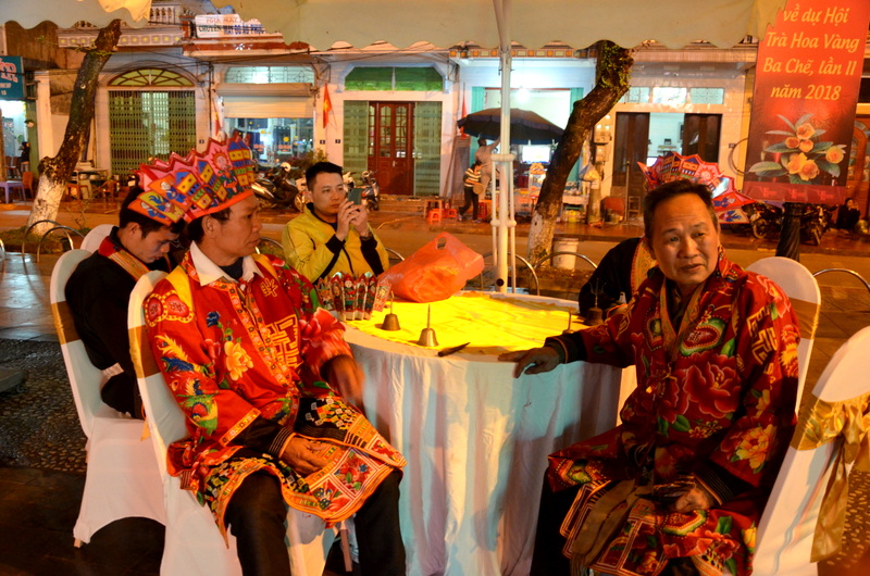 Cùng đồng bào các dân tộc trong trang phục truyền thống tham gia vào chương trình biểu diễn chính của lễ hội
