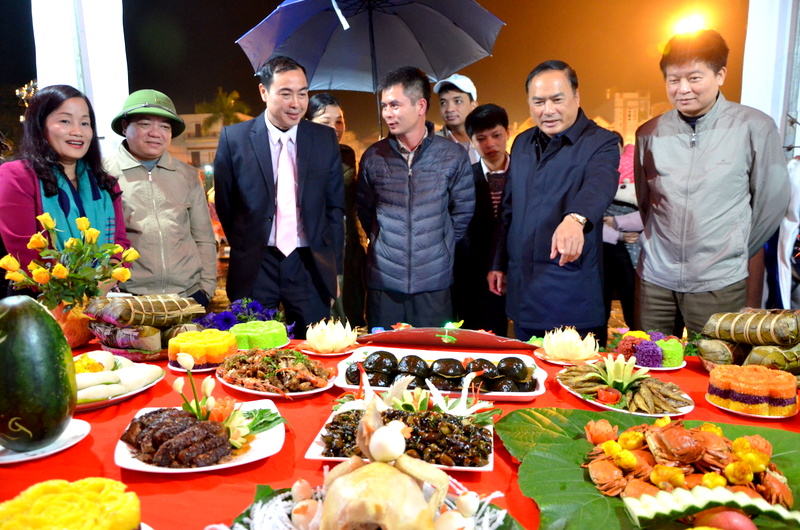 Các đồng chí lãnh đạo huyện và các vị đại biểu tham quan gian trưng bày ẩm thực 