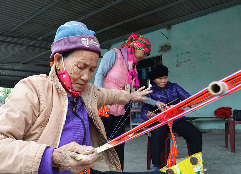 Các thế hệ người Dao Thanh Y Thượng yên Công truyền dạy cho lớp trẻ giữ các nét truyền thống văn hóa của dân tộc