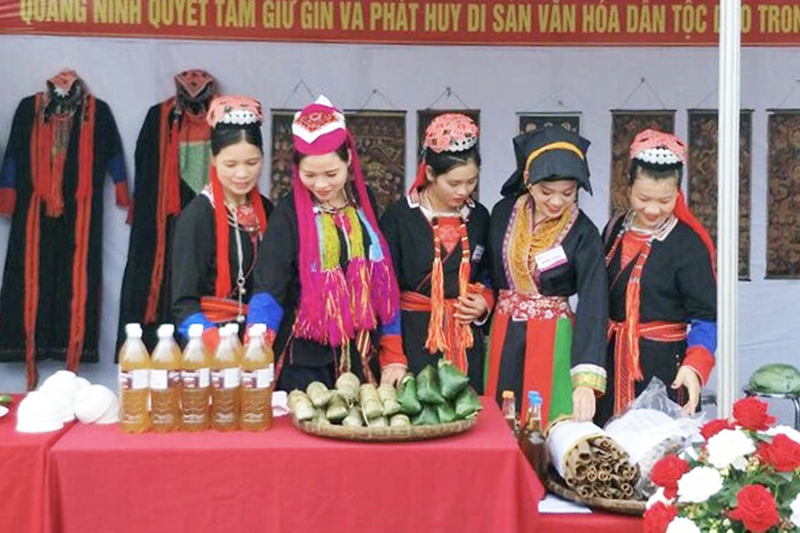Mâm cỗ thịnh soạn với các món ăn dân tộc do các thiếu nữ người Dao Thanh Y vùng Thượng Yên Công chế biến