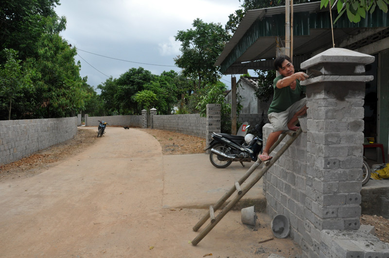 Người dân thôn Thán Phún chỉnh trang tường rào, nhà cửa xây dựng thôn nông thôn kiểu mẫu