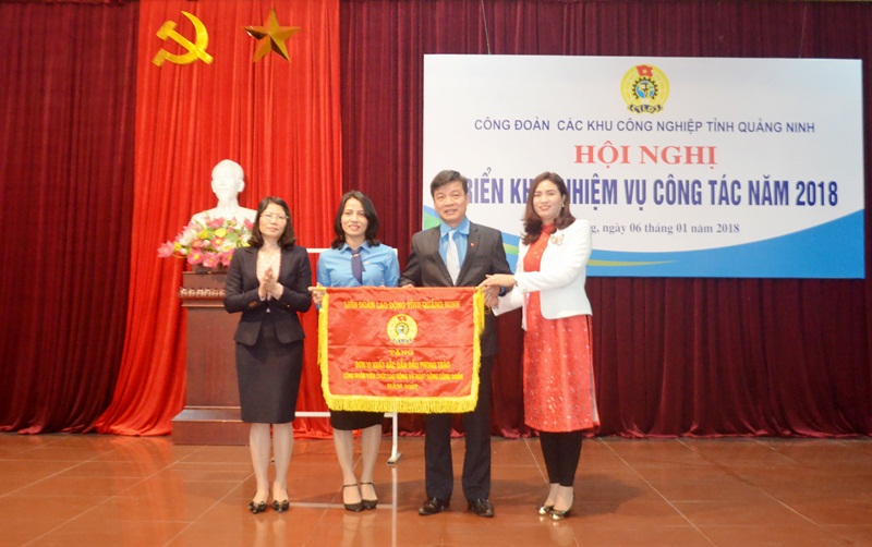 Đồng chí Đỗ Thị Ninh Hường, Phó Chủ tịch Thường trực LĐLĐ tỉnh trao Cờ thi đua đơn vị  xuất sắc dẫn đầu phong trào công nhân viên chức lao động và hoạt động công đoàn năm 2017.