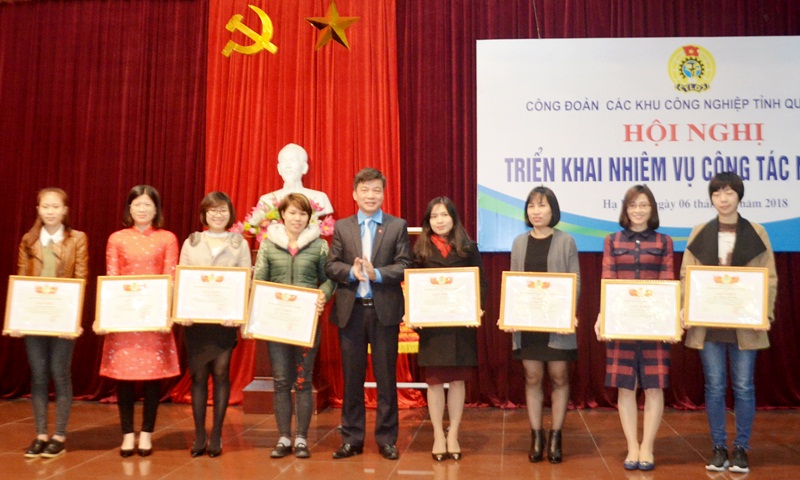 Đồng chí Đặng Văn Chính, Chủ tịch Công đoàn các KCN tỉnh tặng Giấy khen của Công đoàn KCN cho các cá nhân có thành tích xuất sắc trong phong trào thi đua lao động giỏi và xây dựng tổ chức công đoàn vững mạnh năm 2017.