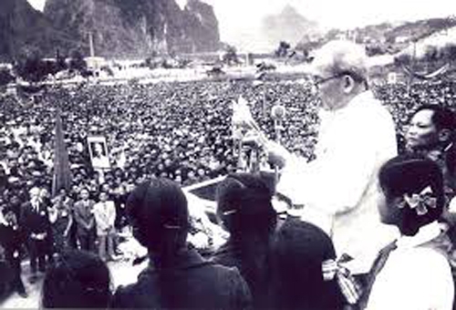 Hồ Chủ tịch phát biểu trong buổi mít tinh do nhân dân Quảng Ninh tổ chức chào mừng Người về thăm (2/2/1965)