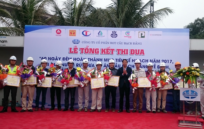 Các cá nhân có thành tích xuất sắc trong đợt thi đua được nhận bằng khen của UBND tỉnh Quảng Ninh