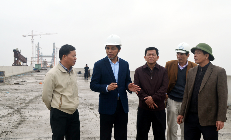 Đồngg chí Vũ Văn Diện, Phó Chủ tịch UBND kiểm tra tiến độ thi công cầu Bạch Đằng