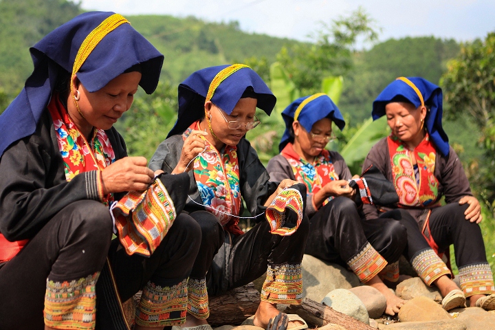 Phụ nữ thôn Làng Cổng xã Đồn Đạc, huyện Ba Chẽ thêu thổ cẩm.