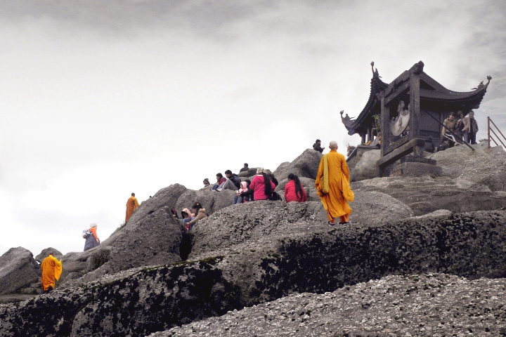 Phật tử và du khách lên chùa Đồng (Ảnh: Ngọc Huấn).
