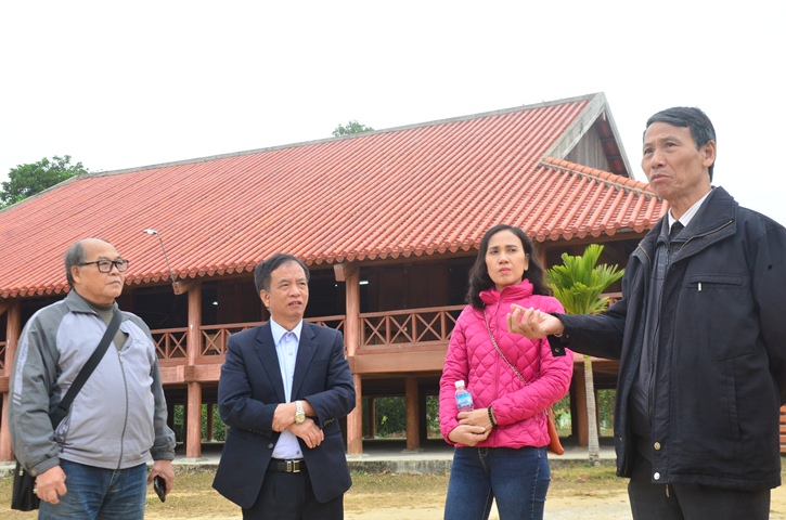Tiến sĩ Trần Hữu Sơn (thứ hai, trái sang) khảo sát Khu Bảo tồn văn hóa Dao Thanh Y tại xã Bằng Cả, huyện Hoành Bồ.